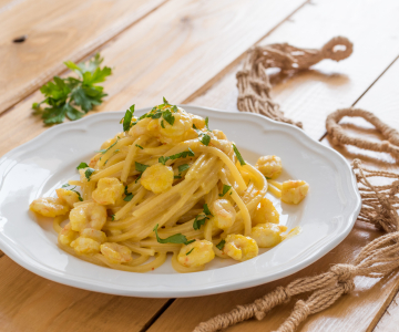 Spaghetti met garnalen, stracchino en saffraan