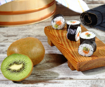 Maki met kiwi en zalm
