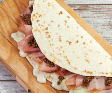 Piadina met prosciutto en scamorza