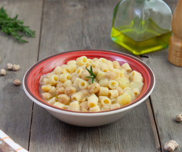 Pasta met kikkererwten en aardappelen