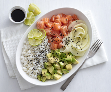 Poke bowl met zalm en fruit