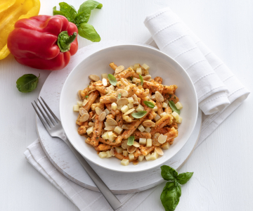 Koude pasta met paprikapesto en caciocavallo