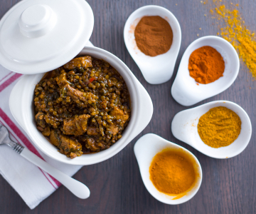 Gestoofd varkensvlees met gekruide linzen