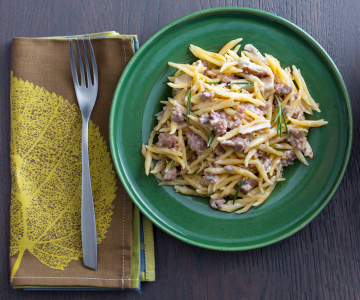Pasta met paddenstoelen en worst