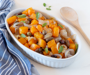 Gebakken pompoen met uien en olijven