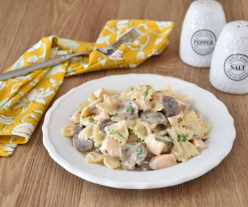 Romige pasta met zalm en champignons