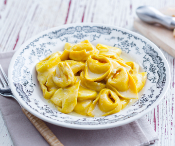 Cappellacci met kurkuma, boter en Grana Padano