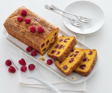 Zachte en lichte wortelcake met frambozen