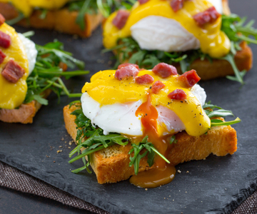Crostino met Benedict-eieren en pancetta