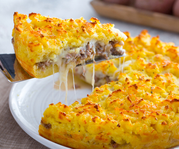 Hartige kruimeltaart met aardappel en salsiccia