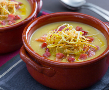 Romige prei- en aardappelsoep met pancetta