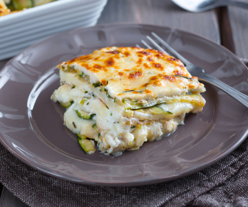 Witte parmigiana van courgette