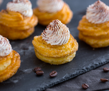 Zeppole met mascarpone- en koffiecrème
