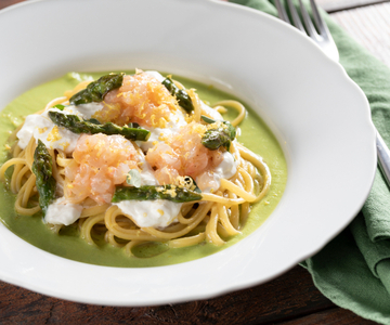 Linguine met scampi, burrata en asperges