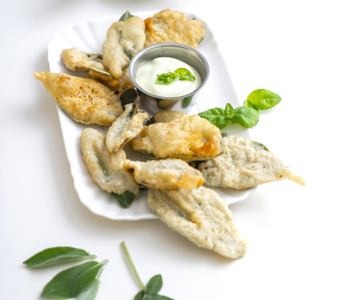 Gefrituurde salie in beslag met basilicummayonaise