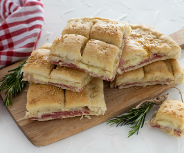 Rustieke focaccia met salami en kaas