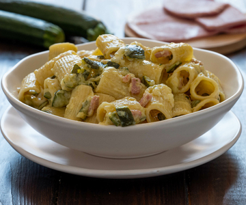 Pasta met courgette en gekookte ham