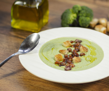 Romige broccolisoep met knapperige croutons
