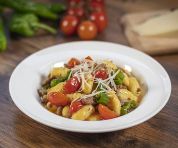 Gnocchi met friggitelli en Italiaanse worst