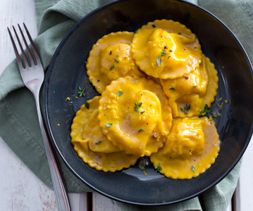 Ravioli met garnalen en citroen in boter en tijm