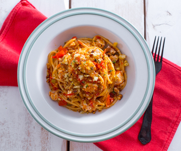 Spaghettoni met zwaardvis en broodkruimels