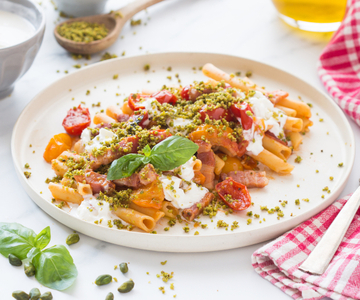 Ziti met tomaten, pancetta en stracciatella