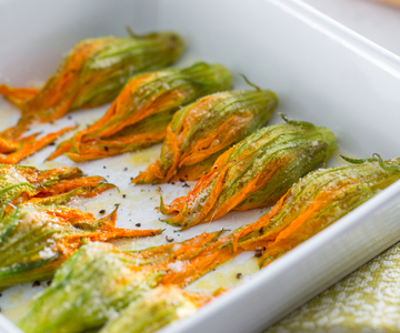 Courgettebloemen uit de oven met ansjovis en Grana Padano