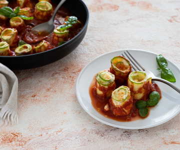 Courgetterolletjes in tomatensaus