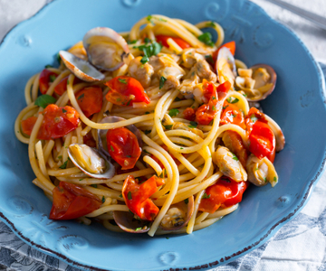 Spaghetti met venusschelpen en cherrytomaatjes