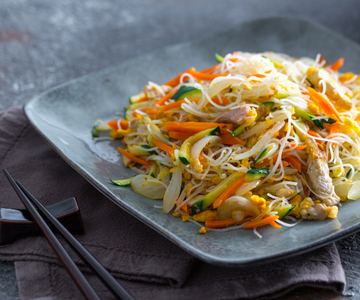 Rijstnoedels met vlees en groenten