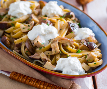 Fettuccine met paddenstoelen en burrata