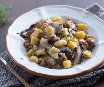 Aardappelgnocchi met taleggio, champignons en salsiccia