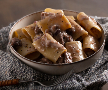 Paccheri met pecorino, peper en salsiccia