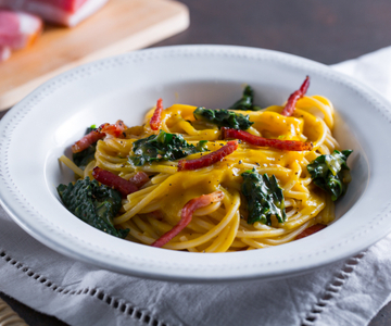 Pasta met pompoencrème, spek en palmkool