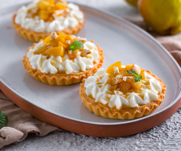 Mini-crostata's met skyrcrème, peer en cashewnoten