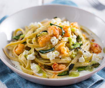 Pasta met robiolacrème, garnalen en courgette