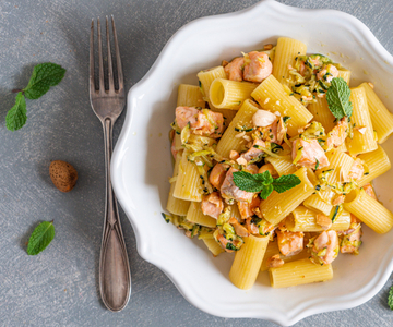 Pasta met zalm en courgette