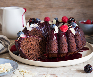 Ringcake met cacao en amandelen met saus van rood fruit