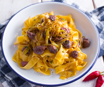 Rustieke pappardelle met Italiaanse worst en prei