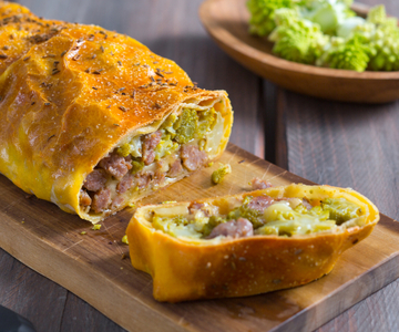 Hartige strudel met Asiago DOP, broccoli en salsiccia