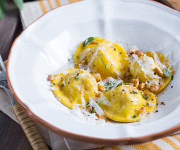Ravioli gevuld met parelhoen en Grana Padano