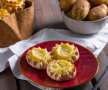 Gevulde taartjes met aardappel en kaas