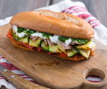 Broodje tonijn met gegrilde groenten en stracciatella