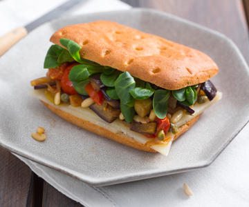 Glutenvrije focaccia met caponata