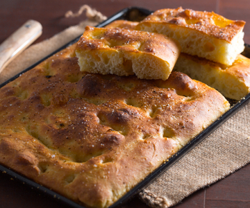 Hoge, luchtige aardappelfocaccia