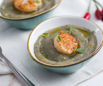 Jakobsschelpen op artisjokkencrème en aromatische kruiden