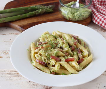 Pasta met aspergepesto en speck