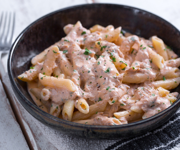 Penne met romige tomatensaus en tonijn