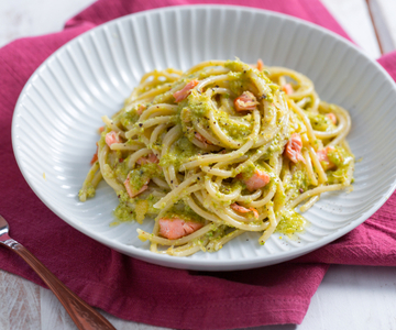 Pasta met pistachepesto en zalm