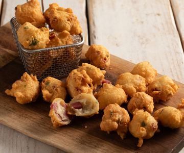 Hartige zeppoline met salami en kaas